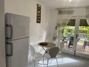 kuchnia z lodówką, stołem i krzesłami w obiekcie Holiday Home 1 w Bibinje