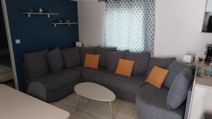 Mobil home 8 personnes 3 chambres的休息区