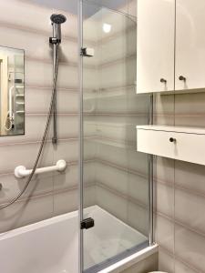 a shower with a glass door in a bathroom at Apartament Sienkiewicza, parking, 2 sypialnie, klimatyzacja, 24h kod, 200m od PKP, FVAT in Kielce