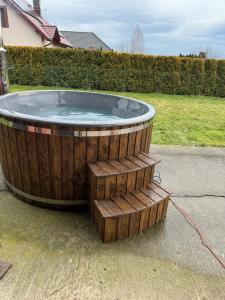 una grande vasca di legno con scale in un cortile di Wyłączony a Krotoszyce