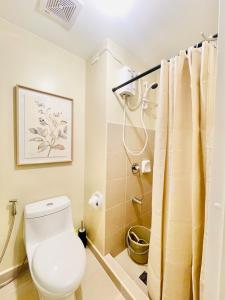 un bagno con wc e doccia di B3 Chic Sunset Studio Escape a Città di Iloilo Altre 5 foto