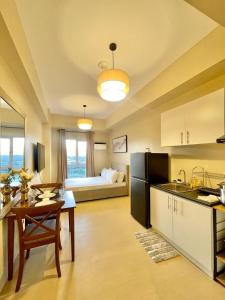 una cucina e un soggiorno con un letto sullo sfondo di B3 Chic Sunset Studio Escape a Città di Iloilo