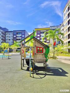 un parco giochi con casetta per giocattoli e scivolo di B3 Chic Sunset Studio Escape a Città di Iloilo