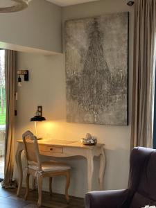 d'un bureau avec une chaise et une photo de la tour Eiffel. dans l'établissement La Longère de Chillac campagne chic jacuzzi, à Morizès 8 autres photos