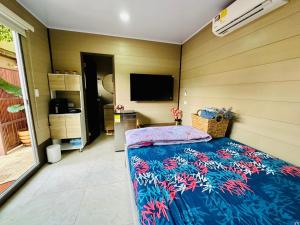 a bedroom with a bed and a flat screen tv at Glamping Arena in El Porvenir