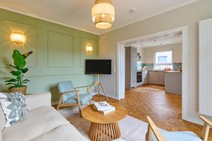 a living room with a couch and a table at Lykke Hus - Traumhaus für bis zu 10 Personen in Timmendorfer Strand