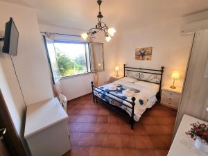 a small bedroom with a bed and a window at B&B Villa Sant'Antonio in Brucoli