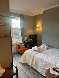 una camera con letto, scrivania e finestra di The Ardingly Inn a Ardingly Altre 9 foto