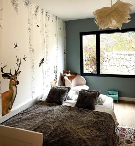 Giường trong phòng chung tại Modern villa Fumerates St Paul de vence +37 ảnh