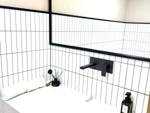 哈尔滨紫石高端设计师Loft 的带水槽和镜子的浴室