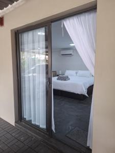 En eller flere senge i et værelse på Kudu Kottage + 1 billede