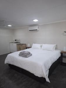 En eller flere senge i et værelse på Kudu Kottage