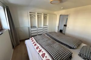 a bedroom with two beds in a room at Kuschelnest im Chalet Chic, Inkl Oberstaufen Plus Card-Bergbahn, E-Bike, Therme kostenlos in Oberstaufen