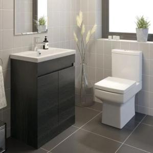 Un baño con lavabo, inodoro y espejo. en Best Stay 394 homestay, en Phra Khanong