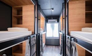 una habitación con tres literas en una habitación en Best Stay 394 homestay, en Phra Khanong