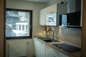 a kitchen with a sink and a window at Ludwigshafen Traumvilla in Ludwigshafen am Rhein