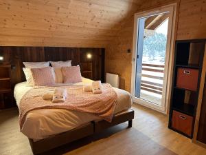 a bedroom with a bed with two towels on it at Chalet PLUME D'EAU - jacuzzi, piscine et pétanque in Gerbépal