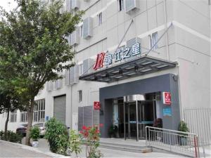 a store front of a building with a sign on it at Jinjiang Inn Xiamen North Railway Station Jiageng Sports Stadium in Xiamen