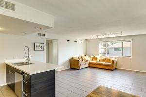 Una cocina y una sala de estar con un sofá. en Community Pool Scottsdale Condo 2 Mi to ASU, en Scottsdale