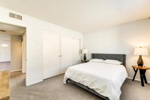 Un dormitorio blanco con una cama y un armario. en Community Pool Scottsdale Condo 2 Mi to ASU, en Scottsdale 23 fotos más