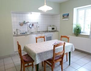 Kuchyň nebo kuchyňský kout v ubytování Heidehof Carstens - Ferienwohnung Wacholder