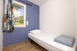 a bed in a room with a window at Camping Alpes Dauphiné in Gap