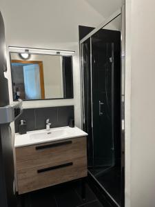 un bagno con lavandino e doccia di Home Vars a Vars Altre 58 foto