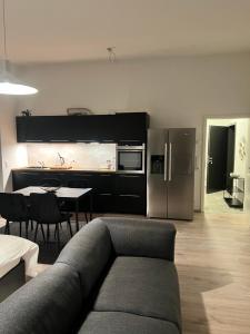a living room with a couch and a kitchen at Ferienwohnung Ehingen Donau in Ehingen
