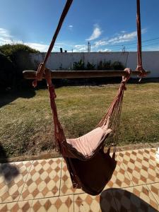 eine braune Hängematte im Hof in der Unterkunft Posada en la Playa in Barra del Chuy + 29 Fotos