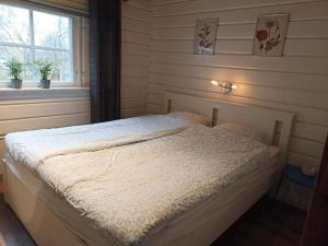 Voodi või voodid majutusasutuse Cabin in close proximity to Hökensås toas