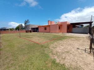 トラマンダイにあるCasa em Tramandaí perto do mar com pátio grandeの背景の広い庭