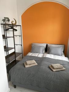 a bedroom with a bed with two towels on it at ElbPerle Meißen-Altstadt WLAN Parken WOHLFÜHLEN in Meißen