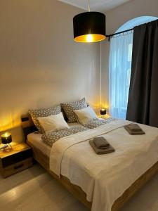 a bedroom with a large bed with two towels on it at ElbPerle Meißen-Altstadt WLAN Parken WOHLFÜHLEN in Meißen