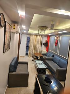 ein Wohnzimmer mit Sofa und Tisch in der Unterkunft Vinanda Home Stay in Neu-Delhi