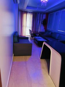 ein Wohnzimmer mit blauer Beleuchtung und einer Couch in der Unterkunft Vinanda Home Stay in Neu-Delhi + 13 Fotos