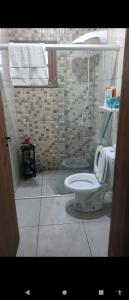トラマンダイにあるCasa em Tramandaí perto do mar com pátio grandeのバスルーム(シートアップ付きトイレ付)
