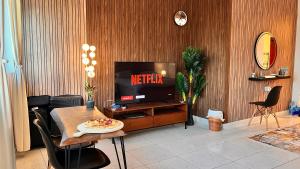TV a/nebo společenská místnost v ubytování Relaxing studio Ajman