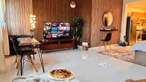 TV a/nebo společenská místnost v ubytování Relaxing studio Ajman