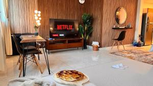 TV a/nebo společenská místnost v ubytování Relaxing studio Ajman