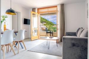 una sala de estar con un sofá y una mesa en Apartment Bikin 2, en Brela