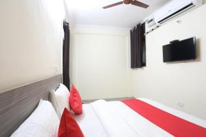 TV a/nebo společenská místnost v ubytování Hotel O A P Residency