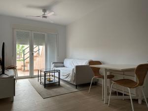 ベラにあるAtico duplex con piscina privada, solárium y barbacoaのベッドとテーブルと椅子のあるリビングルーム