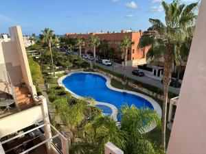 ベラにあるAtico duplex con piscina privada, solárium y barbacoaの建物からスイミングプールを望めます。