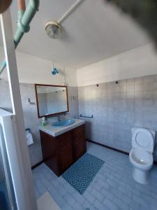un bagno con lavandino e WC di Rooms on ocean view a Grand Baie