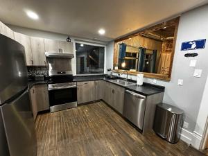 Dapur atau dapur kecil di 1 Mile From Boyne Mt- Chateau Patak