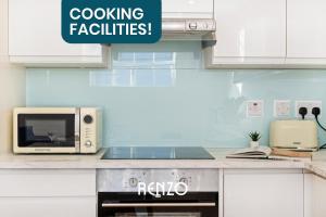 a kitchen with a microwave oven and a counter at Bright and Modern 2-bed Home in Newark on-Trent by Renzo, Free Parking, Sleeps 5! in Newark upon Trent +13 photos