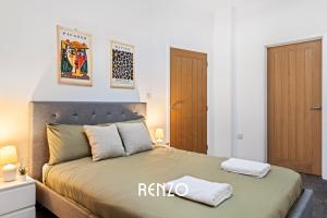 a bedroom with a bed with two towels on it at Bright and Modern 2-bed Home in Newark on-Trent by Renzo, Free Parking, Sleeps 5! in Newark upon Trent