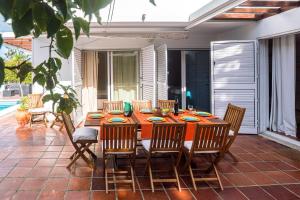 un tavolo da pranzo e sedie su un patio di Villa Yara a Tróia