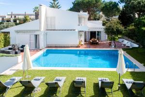 una villa con piscina di fronte a una casa di Villa Yara a Tróia