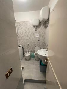 a small bathroom with two toilets and a sink at La Casina di Cice in Follonica